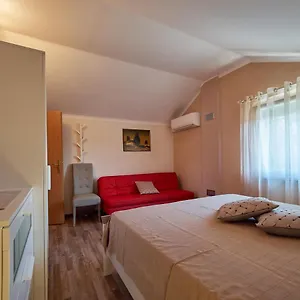 Villa Neval, Gostinjac